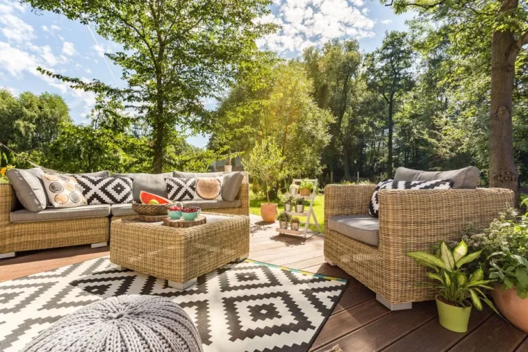 Ideas para crear un espacio de descanso y relajación en tu jardín con el mobiliario adecuado.